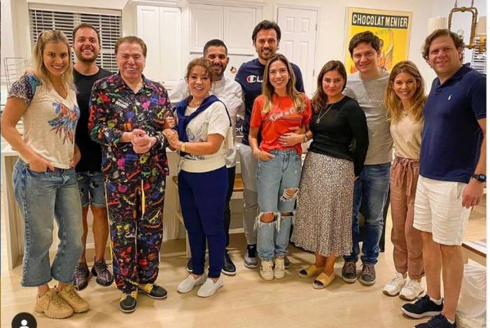 Silvio Santos surge de pijama em foto