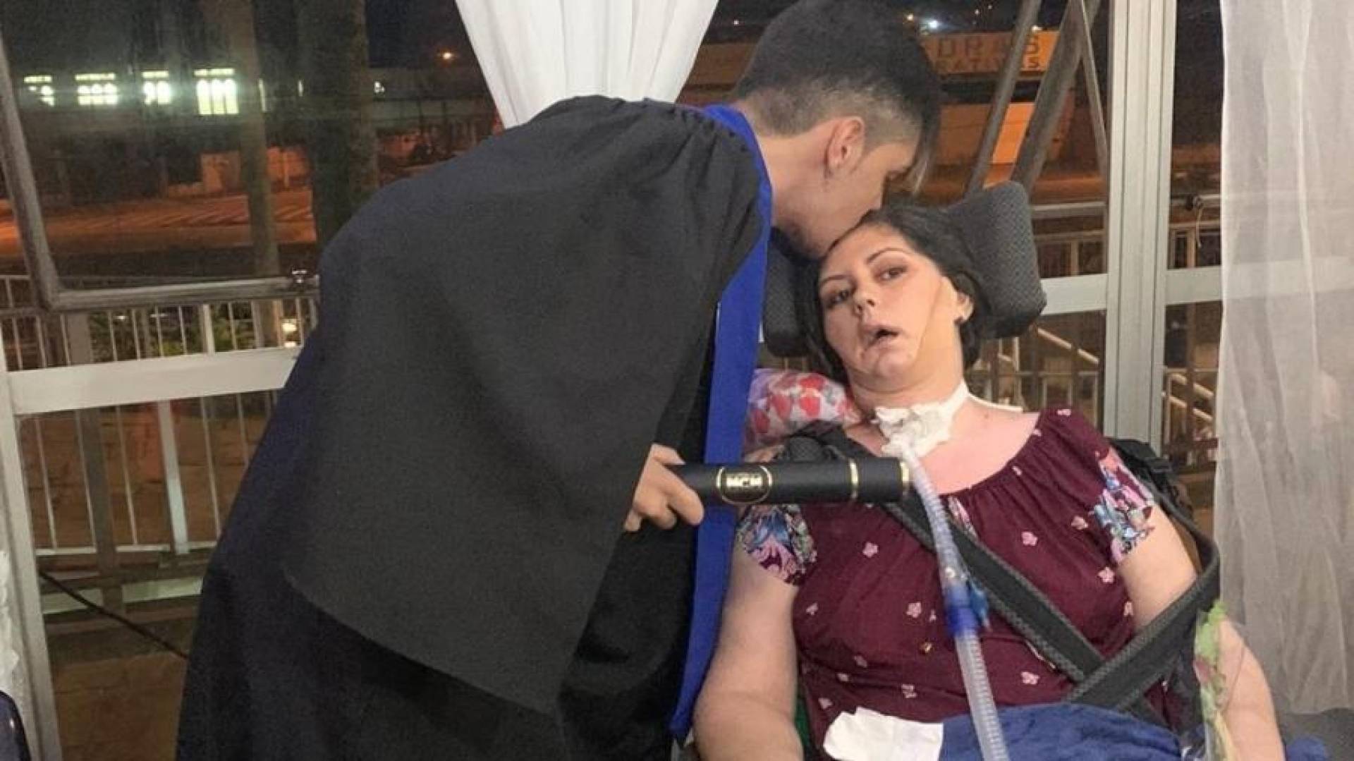 Mulher com doença degenerativa deixa hospital para assistir formatura do filho