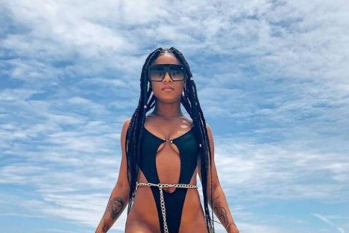 MC Rebecca publica clique ousado