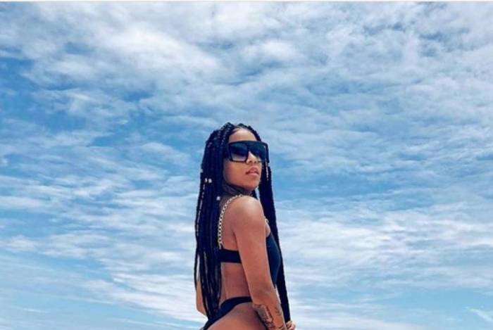 MC Rebecca publica clique ousado