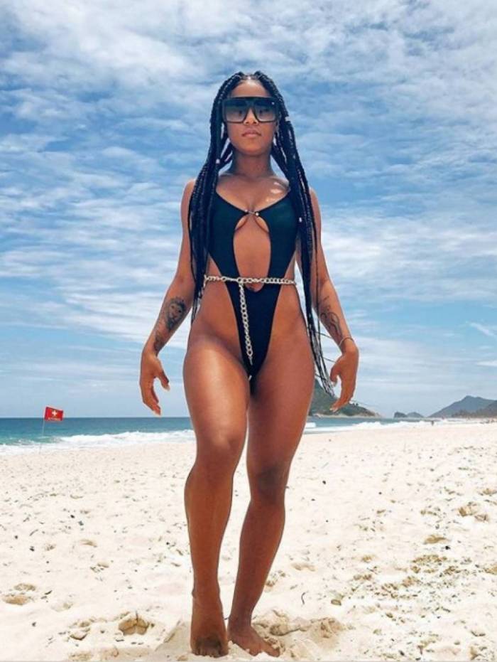 MC Rebecca publica clique ousado