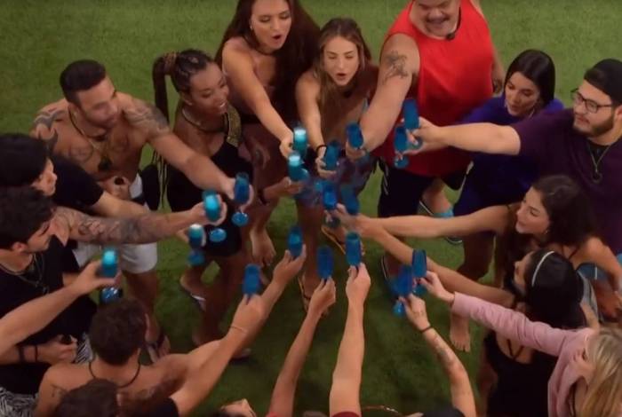 Participantes brindaram no jardim da casa após a queda do muro, que dividia os grupos Camarote e Pipoca
