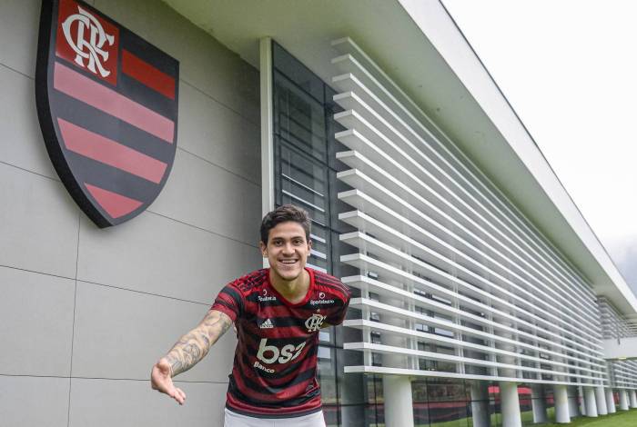 Atacante faz a sua característica reverência, no Centro de Treinamento do Ninho do Urubu