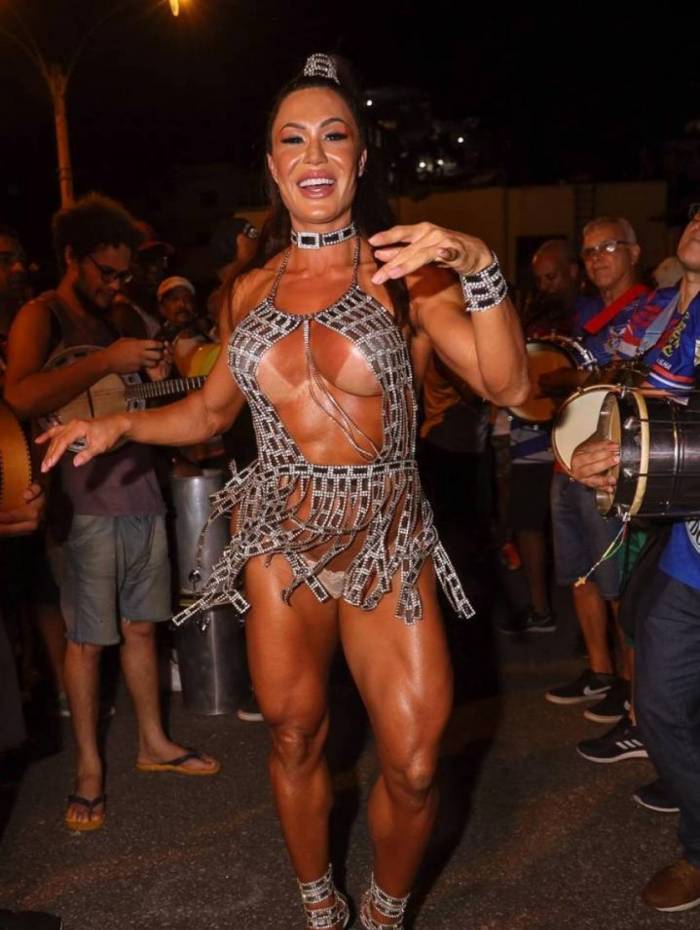Gracyanne Barbosa chama a atenção com look sensual durante ensaio da União da Ilha