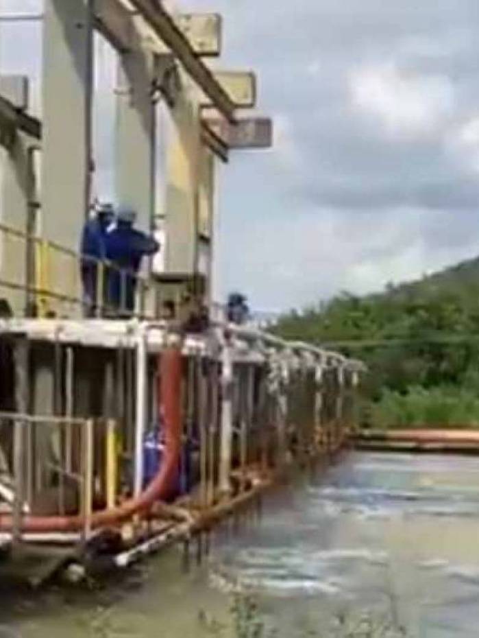 Pausa para reparo em adutora