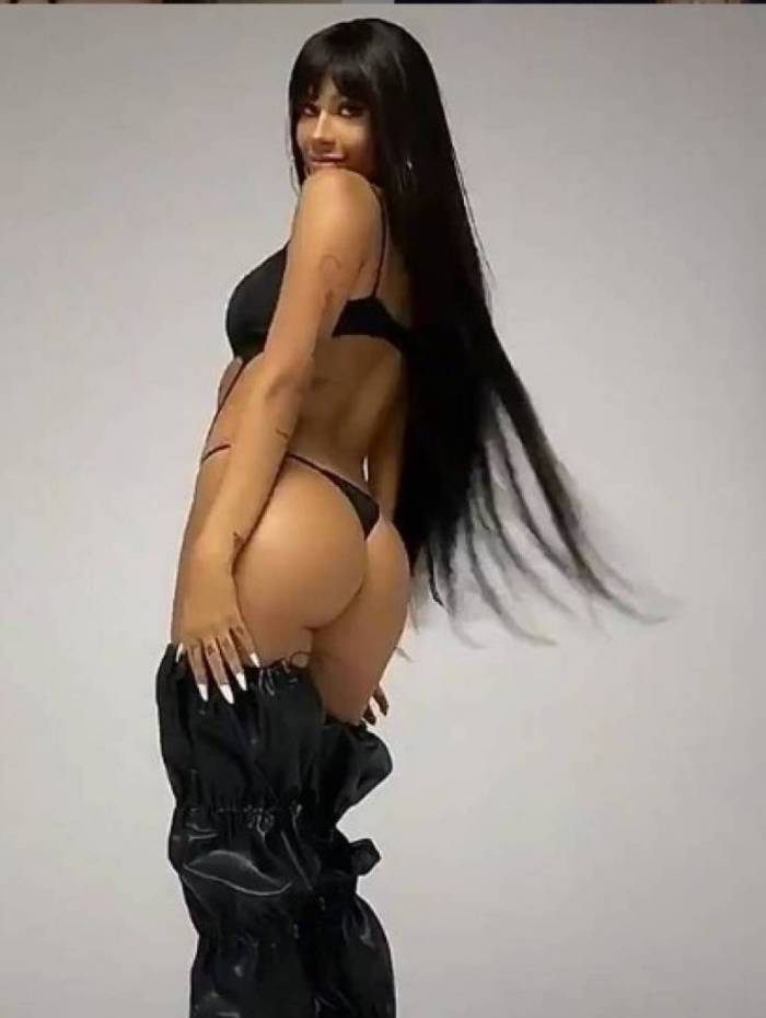 Pocah sensualiza durante ensaio fotográfico