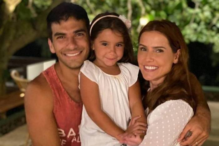 Deborah Secco, Hugo Moura e a filha Maria Flor