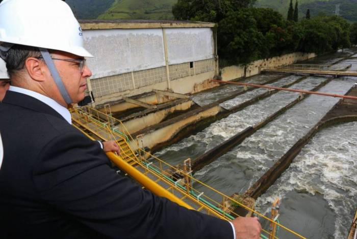 Aplica&ccedil;&atilde;o do cart&atilde;o ativado no tratamento da &aacute;gua do Guandu foi iniciada nesta quinta