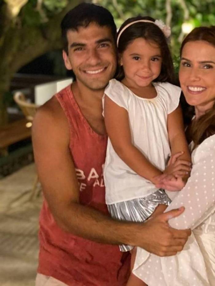 Deborah Secco, Hugo Moura e a filha Maria Flor