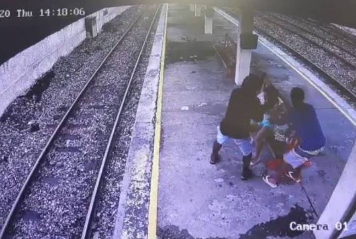 Dois criminosos roubam a bolsa de uma passageira na estação de Sampaio