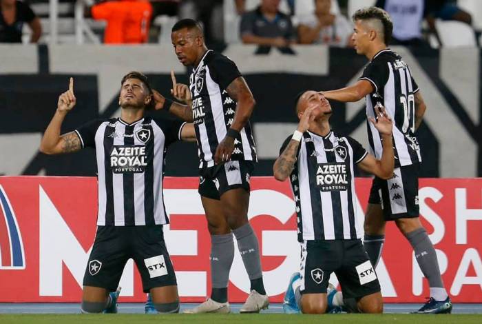 Pedro Raul, ajoelhado, comemora o primeiro gol no jogo