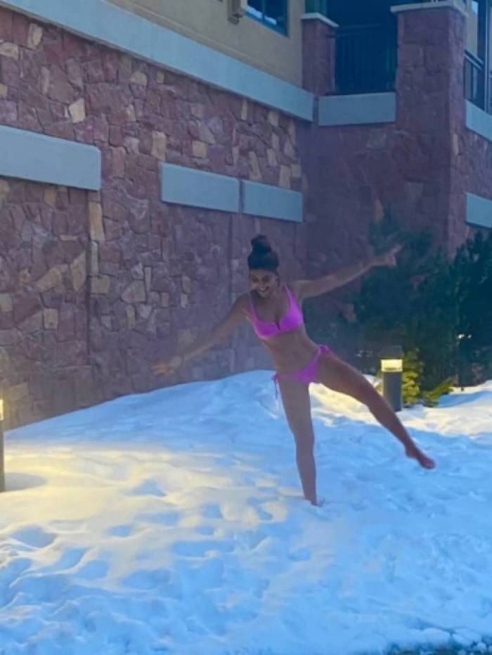 Juliana Paes usa biquíni na neve