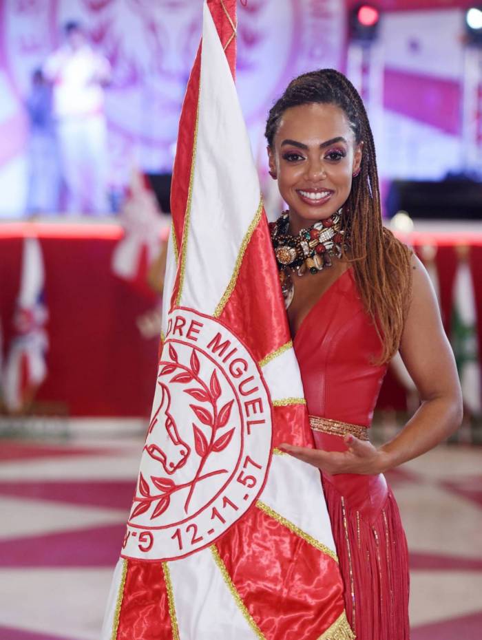 Dandara Mariana é musa da Unidos de Padre Miguel