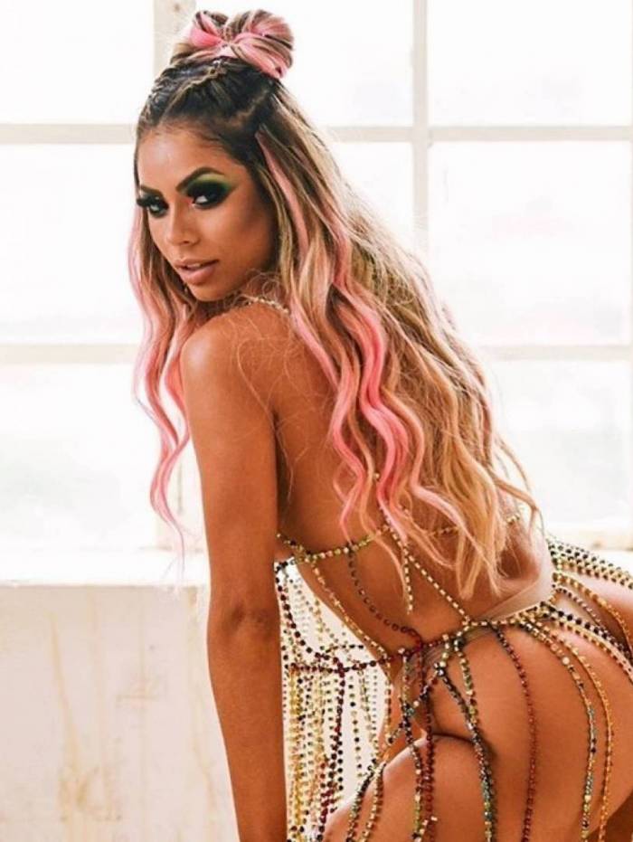 Lexa posa arrasadora para foto