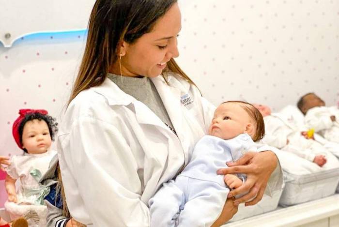 Mulher Melão faz enxoval de seu primeiro bebê nos Estados Unidos 
