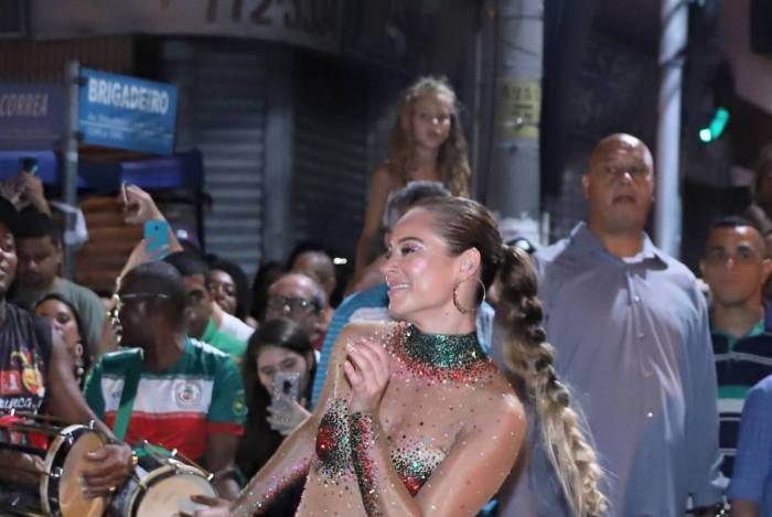  Paolla Oliveira em seu primeiro ensaio de rua na Grande Rio 