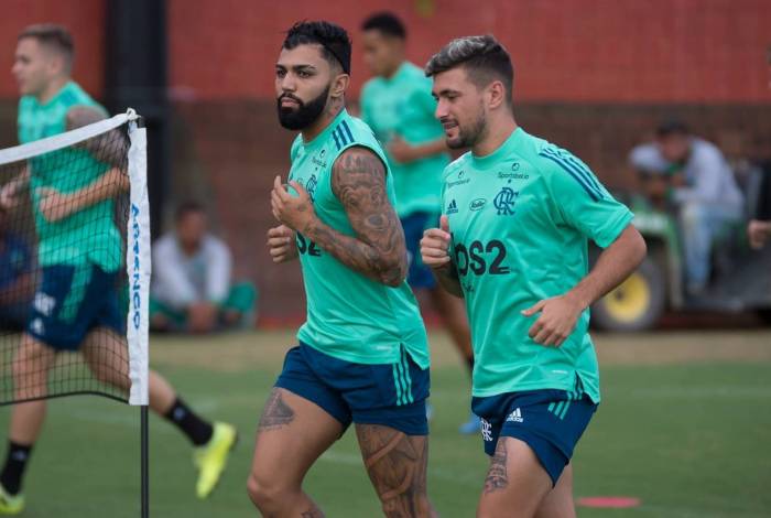 Gabigol (E) correu ao lado do uruguaio Arrascaeta no treino de ontem