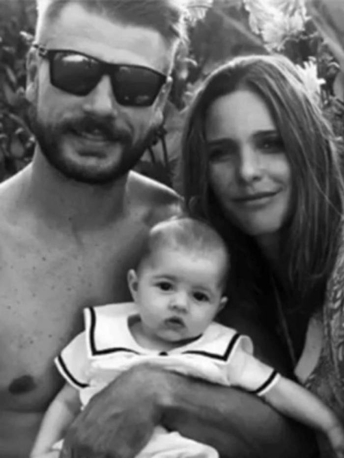 Fernanda Lima com a filha e o marido