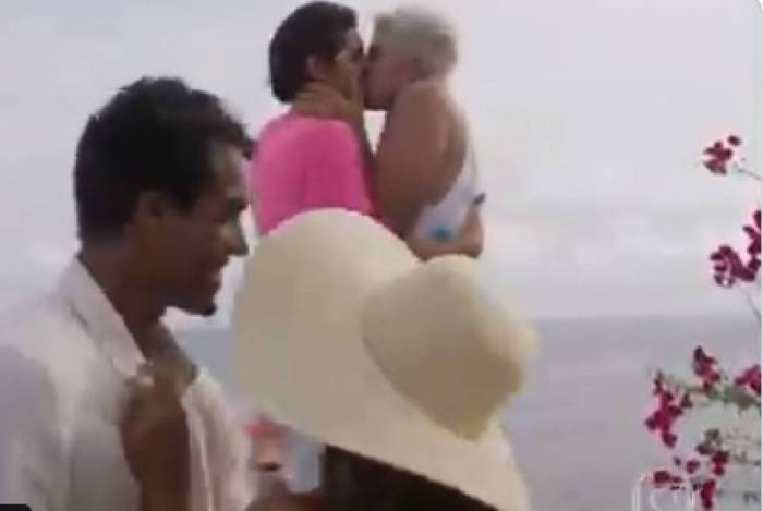 Beijo gay no final de ‘Bom Sucesso’ ainda bomba na internet