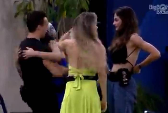 Petrix puxa Bianca Andrade para abraço apertado, faz movimentos estranhos e é acusado novamente de assédio