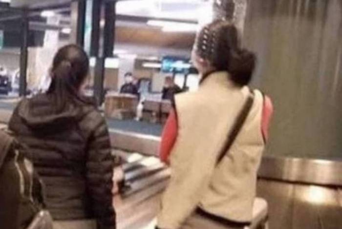 Passageira com garrafa plástica na cabeça