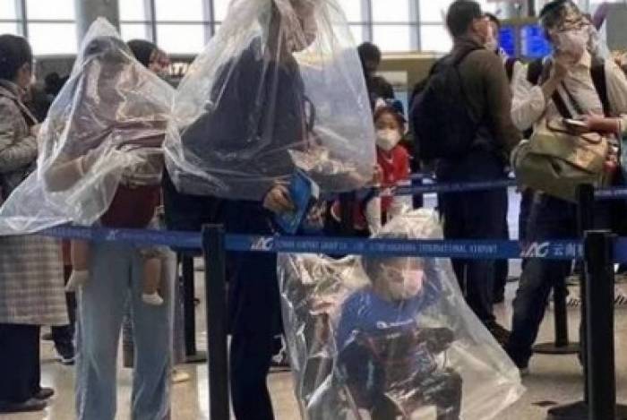 Família se protege com plástico