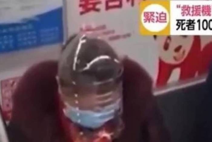 Passageiros se protegem com garrafa de plástico na cabeça no metrô de Hong Kong