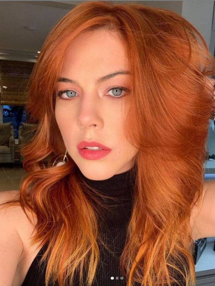 Bia Arantes colore o cabelo de ruivo