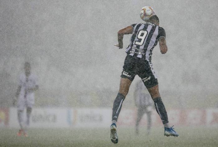 Pedro Raul lutou muito na chuva e acabou marcando de pênalti