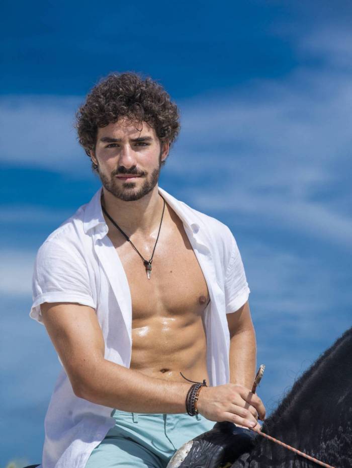 José Condessa dá vida ao mexicano Juan na novela das sete da Globo
