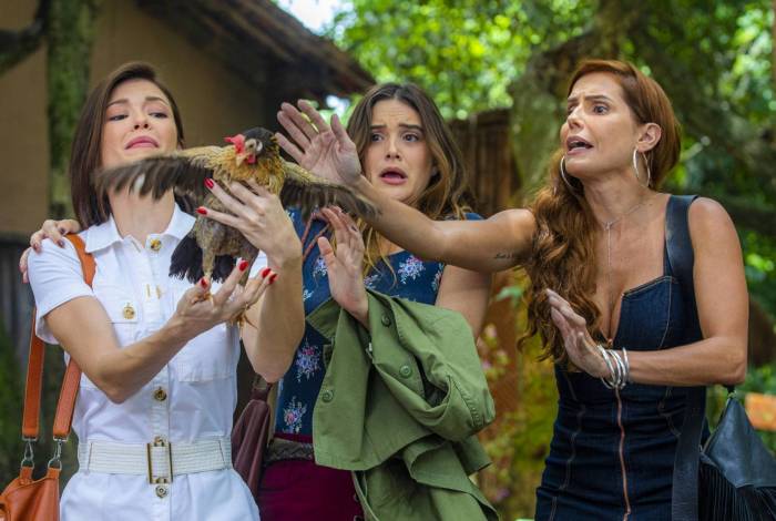 Alexia/Josimara (Deborah Secco), Kyra/Cleyde (Vitória Strada) e Luna/Fiona (Juliana Paiva) veem pela primeira vez o sitio de Zezinho (João Baldasserini) em Judas do Norte e Filipa voa na direção delas