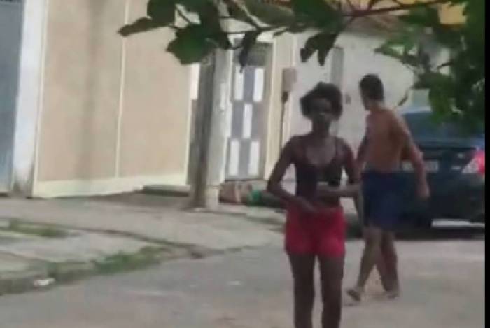 Imagens gravadas por morador mostram o casal após agressões 