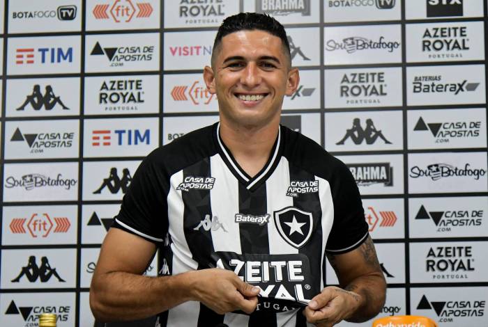 Danilo Barcelos exibe a camisa do Botafogo na apresentação oficial, ontem. O lateral-direito não vê a hora de começar a jogar