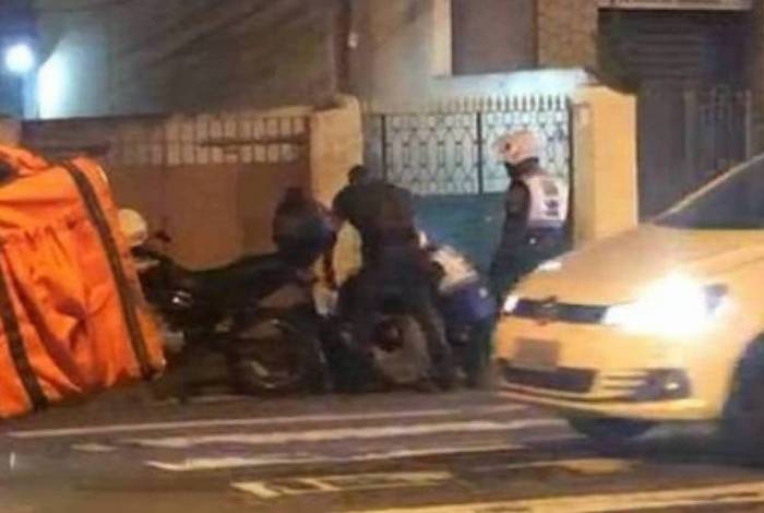 Jovem foi agredido enquanto trabalhava