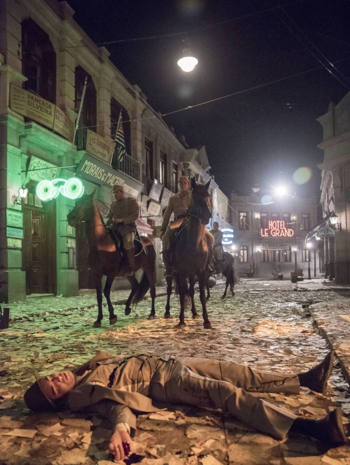 Carlos (Danilo Mesquita) é baleado, em 'Éramos Seis'