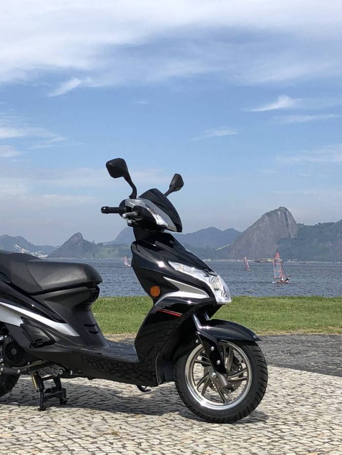 Há ainda painel de instrumentos com tela de LCD, com velocímetro analógico, escapamento em aço inoxidável encurtado - Divulgação