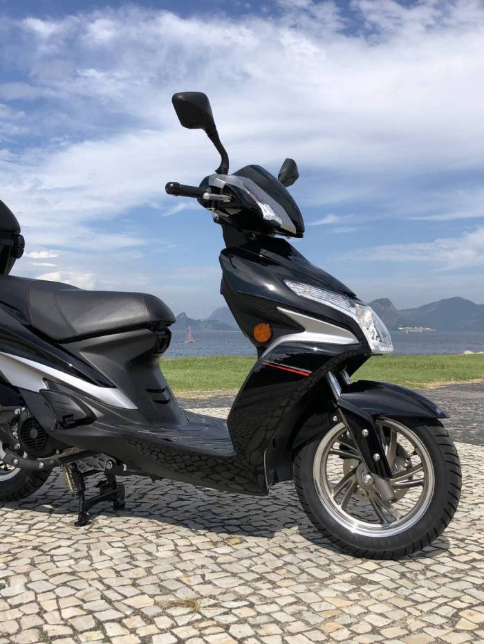 Modelo vem de série com bau e alarme antifurto