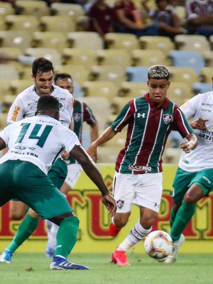 O apoiador Miguel tenta superar a forte marcação do Boavista - LUCAS MERÇON/FLUMINENSE
