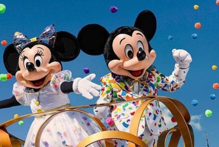 Mickey e Minnie são símbolos da Disney e fantasias dos personagens são usadas em vários lugares