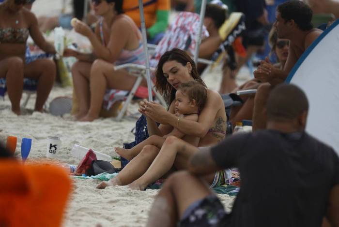 Isis Valverde com André Rezende e filho Rael na Praia da Barra da Tijuca