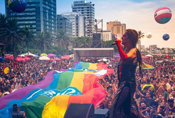 Com apoio da Prefeitura, bandeira gay é estendida no show de Glória Grove e Jonnhy Hooker