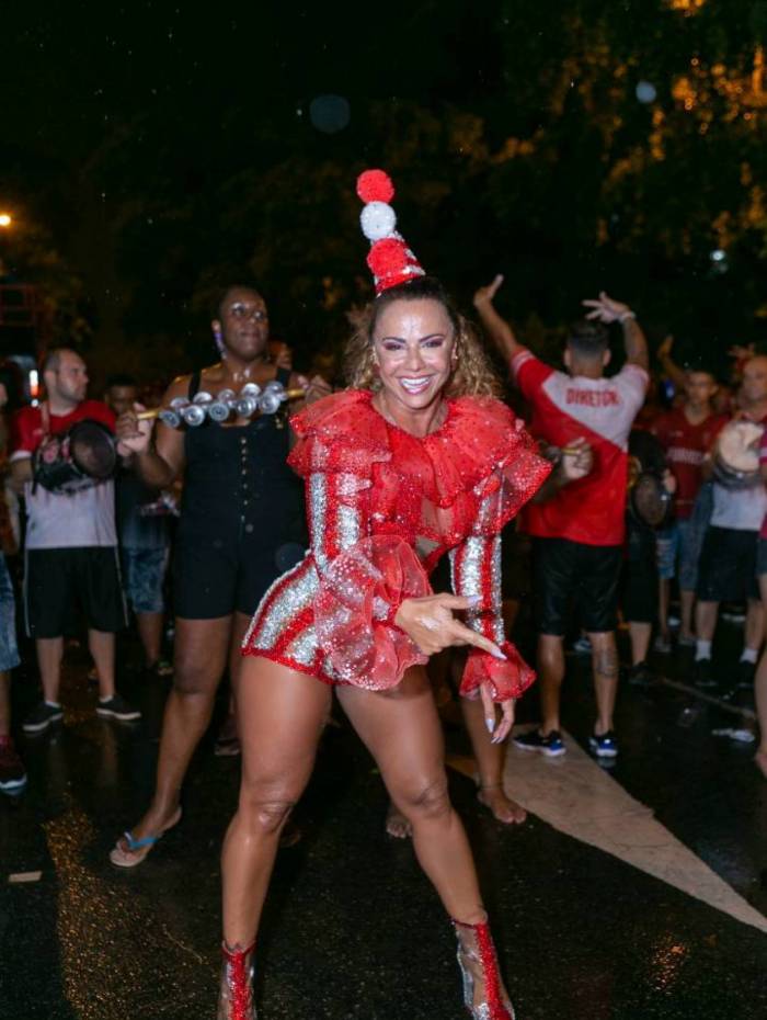 Viviane Araújo se fantasia de palhaça em ensaio do Salgueiro