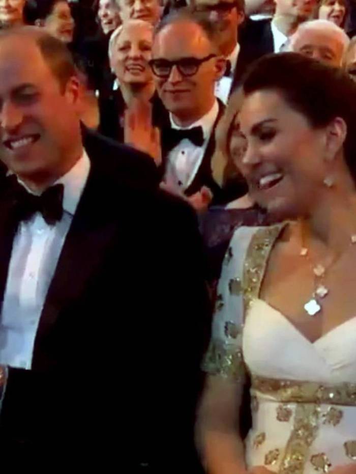 Brad Pitt faz piada sobre sa&Atilde;&shy;da de Harry da fam&Atilde;&shy;lia real e William cai na risada