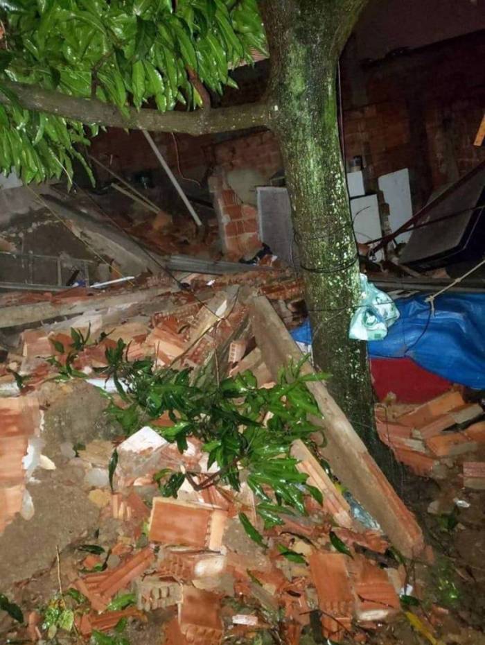 A casa que desabou na Vila kennedy fica na localidade Maldivas