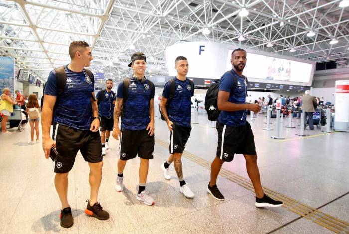 O grupo do Botafogo seguiu para Caxias do Sul na tarde de ontem