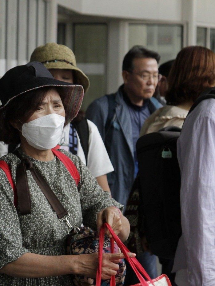 Passageiros desembarcam no Aeroporto do Gale&atilde;o com m&aacute;scaras