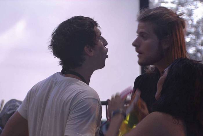 Daniel compra a briga com Felipe 