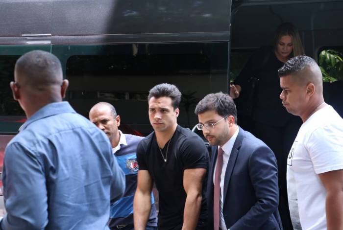 Petrix deixa delegacia e não fala com a imprensa