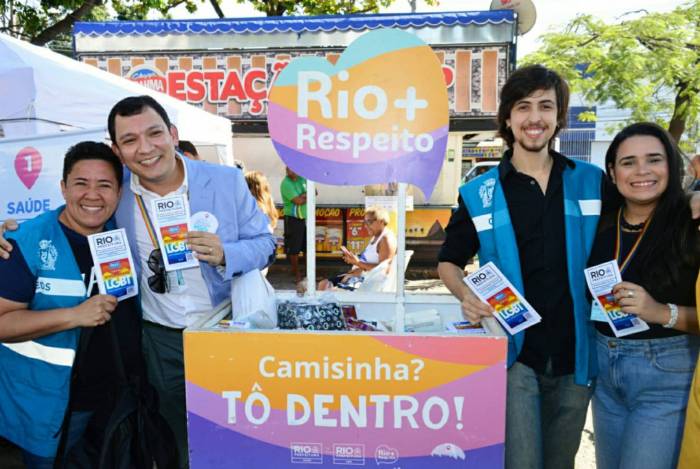 Da esquerda para direita o servidor Glauco Vital; o coordenador Especial da Diversidade Sexual Nélio Georgini, os servidores Erick Witzel e Caroline Caldas. 