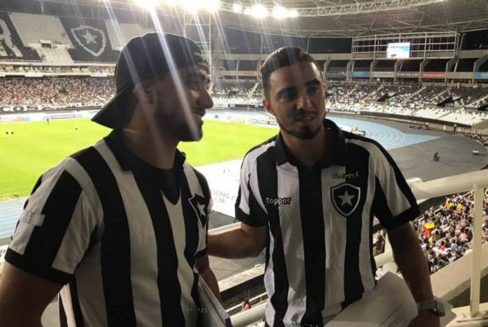 Os laterais Rafael e Fábio festejaram a chegada de Honda ao Glorioso